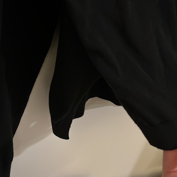 Simple black sweater - Picture 4 of 5